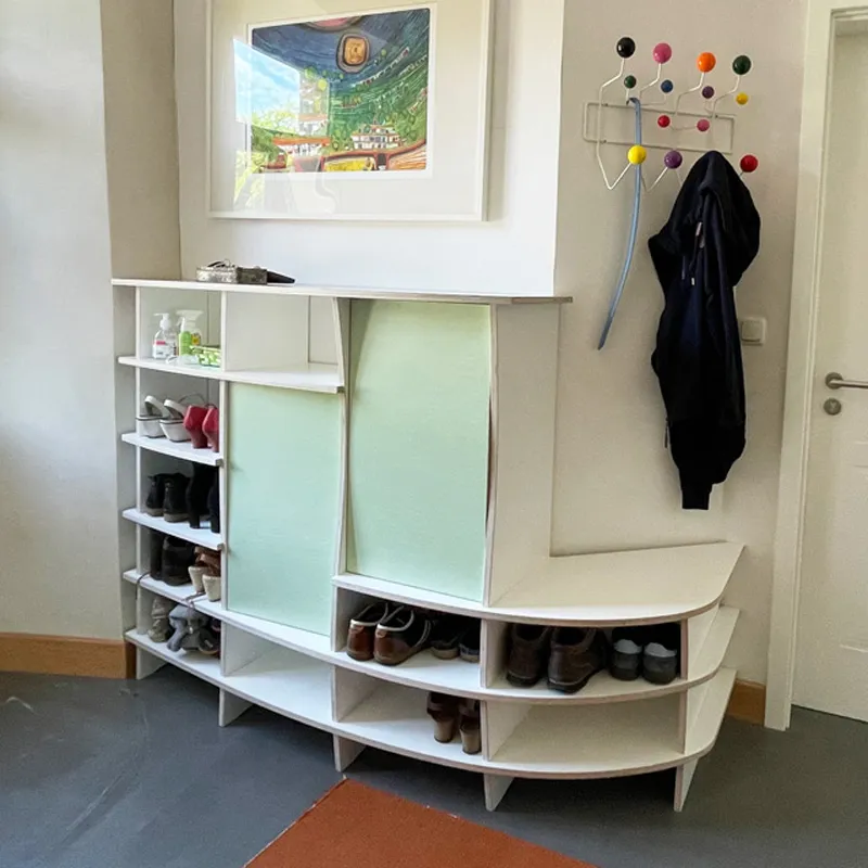 Eckgarderobe im Flur in komplizierter Nische